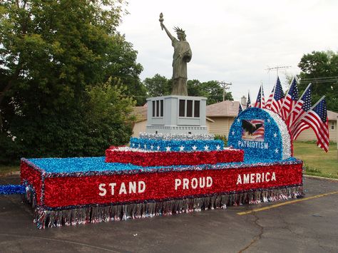 Statue of Liberty Parade Float  Create unique 4th of july patriotic parade floats like this one with the best parade float supplies online. Patriotic Hairstyles, Parade Float Diy, Parade Float Theme, Parade Float Ideas, Parade Float Supplies, Homecoming Floats, Floating Decorations, Boat Parade, 4th Of July Parade