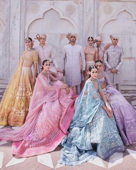 Traditional Wedding Dress Indian, Aesthetic Lehenga, Indian Bridal Party, Falguni Shane Peacock, Baju Kahwin, Indian Wedding Dresses, Indian Wedding Gowns, Pengantin India, Indian Wedding Outfit