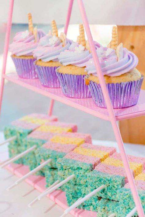 Minike's Rainbow Unicorn Party | CatchMyParty.com Unicorn Birthday Party Food, Unicorns Birthday Party, Unicorn Pool Party, Rainbow Unicorn Birthday Party, Rainbows And Unicorns, Ideas Cupcakes, Rainbow Unicorn Party, Rainbow Parties, Rainbow Unicorn Birthday