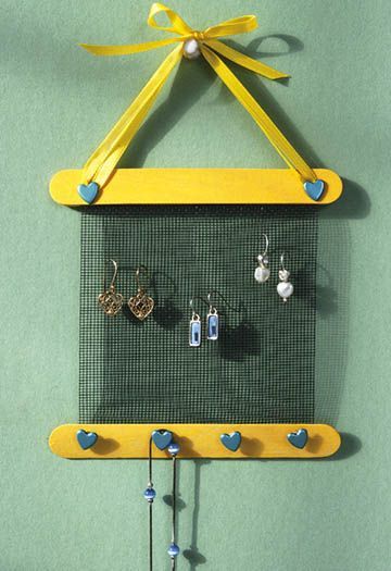 64 DIY Earring Holder How-to’s | Guide Patterns Popstick Art, Earring And Necklace Holder, Diy Earring Holder, Diy Popsicle, Popsicle Crafts, Camp Crafts, Diy Earring, Jewelry Organizer Diy, Popsicle Stick Crafts