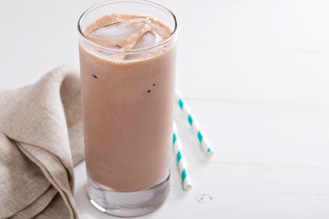 chocolate protein shake Copycat Frosty, Healthy Frosty, Wendy Fast Food, Wendy's Frosty, Frosty Recipe, Paleo Recipes Dessert, Clean Eating Desserts, Paleo Sweets, Desserts Vegan