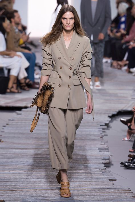 Michael Kors Collection Spring 2018 Ready-to-Wear Collection | Vogue Womens Fashion Casual Summer, Michael Kors Collection, Womens Fashion For Work, Casual Chic Style, Fashion Over 40, 가을 패션, Fashion 2018, Fashion Show Collection, Modernism