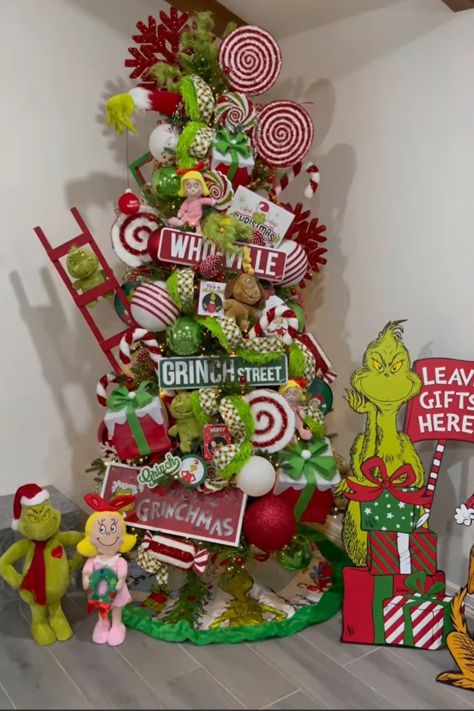 Small Grinch Trees Ideas, The Grinch Christmas Tree Ideas, Grinch Christmas Decorations Trees, Grinch House Decoration, Grinch Christmas Tree Diy, Diy Grinch Christmas Tree, Grinch Trees Ideas, Grinch Themed Christmas Tree, Grinch Diy Decorations