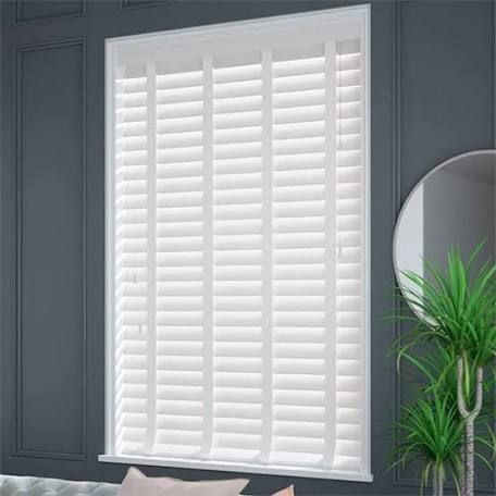 White Wooden Vertical Blinds, Wooden Blinds Bedroom, Berry Bathroom, Window Furnishings, Ikea Blinds, Best Blinds, White Blinds, Snug Room, Shutter Blinds