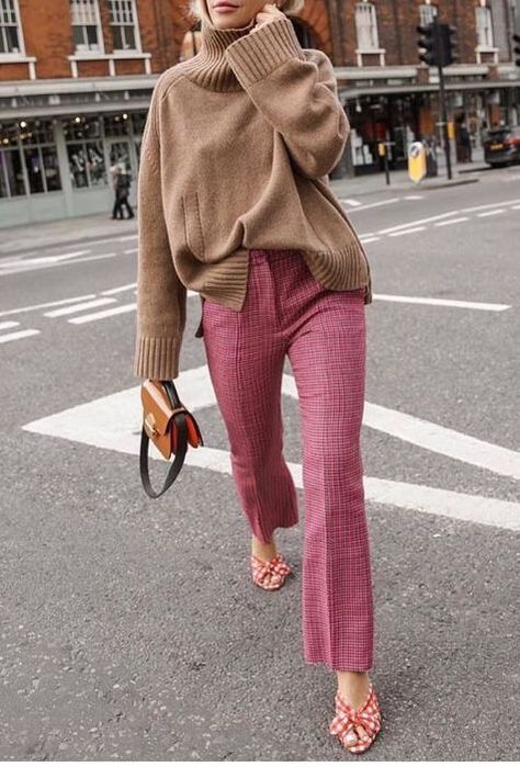 Moda Instagram, Cooler Style, Walking Down The Street, Pink Trousers, Beige Outfit, Camel Sweaters, Moda Chic, Stil Inspiration, Cooler Look