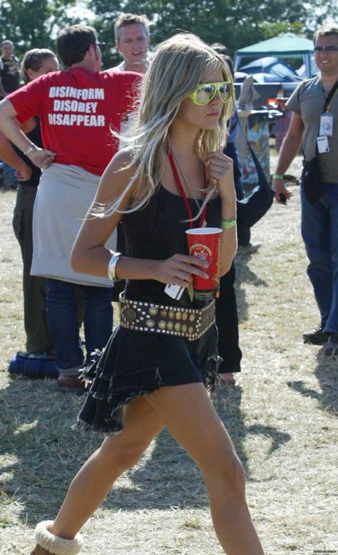 This will always be one of my favorite pictures from Coachella. Sienna Miller is IT. Sienna Miller Style, Festival Chic, Bohol, Sienna Miller, I'm With The Band, Festival Style, Festival Looks, Style Crush, Boutique Fashion