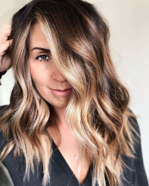 This side part brunette balayage hair created by balayage educator Sara Botsford (@sarabotsfordhair) will keep you looking chic and trendy all day. Click the link to see our list of stylish side swept hairstyles. #sideswepthairstyles #sideparthairstyles Money Piece Hair Brunette Side Part, Brown Hair With Highlights Side Part, Bayalage Brunette Side Part, Brunette Balayage Side Part, Balayage Hair Blonde Side Part, Side Part Hair Color Ideas, Side Part Brunette Balayage, Side Part Balayage Brunettes, Money Piece Balayage Side Part