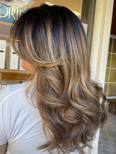 Hair inspiration and ideas Brown Hair With Highlights With Curtain Bangs, Curtain Bangs With Balayage, Bangs With Balayage, Curtain Bangs Balayage, Hair Stylies, Brown Hair With Highlights, Curtain Bangs, Hair Dos, Balayage Hair