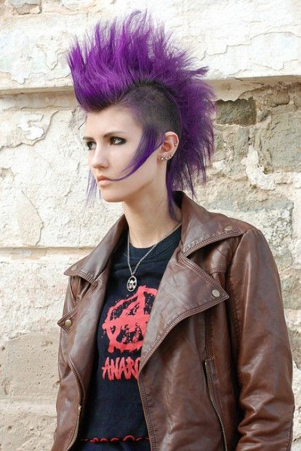 Female Punk Musicians | Punk Hairstyles for Women – Stylish Punk Hair Photos Punk Haircut, Punk Rock Hair, Punk Mode, Short Punk Hair, Rock Hairstyles, Punk Culture, Punk Women, Violet Hair, Tumblr Hair