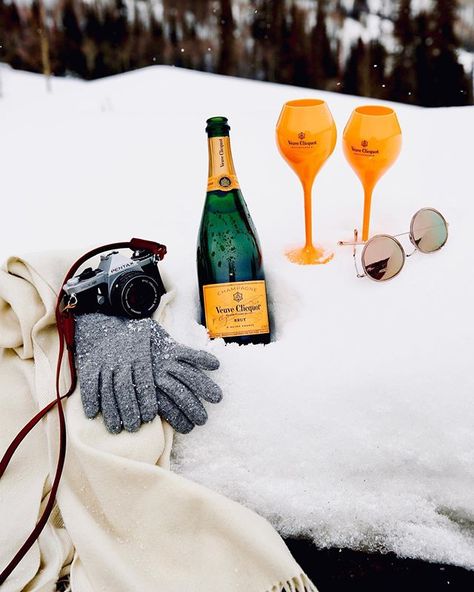 Veuve Clicquot USA on Instagram: “The ultimate cool factor: #ClicquotintheSnow cc: @sincerelyjules” Aspen Winter, Ski Bachelorette, Snowboarding Photography, Winter Bachelorette, Luxury Advertising, Ski Weekend, Vision Goals, Veuve Cliquot, Bachelorette Inspo