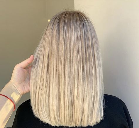 Blonde Lob Hair Straight, Blond Babylights On Brown Hair, Medium Blonde Hair Straight, Blonde Long Bob Straight, Blonde Collar Bone Length Hair Straight, Blonde Balayage Straight Hair, Blond Lob, Blonde Hair Goals, Straight Blonde Hair