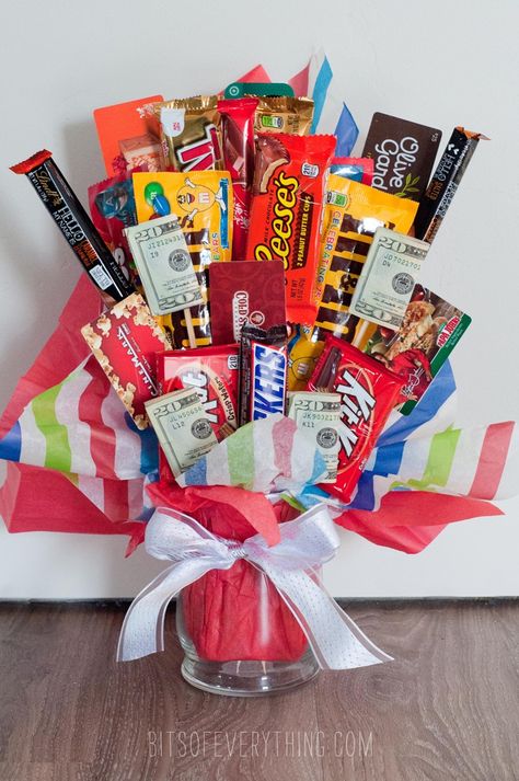 5 candy bouquets that are not only an easy DIY craft but a great homemade gift. Candy Bar Gifts, Gift Card Basket, Candy Bar Bouquet, Diy Candy Bar, Gift Card Bouquet, Chocolate Candy Bars, Gift Card Presentation, Candy Arrangements, Candy Gift Baskets