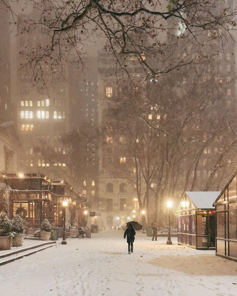 New York City (@melliekr) posted on Instagram: “Snowy night ❄️🌬☃️ #ILoveNY” • Dec 17, 2020 at 1:48am UTC Travel New York, Winter In New York, Winter Nyc, New York City Photos, Nyc Christmas, Winter Scenery, Nova York, Winter Aesthetic, City Aesthetic