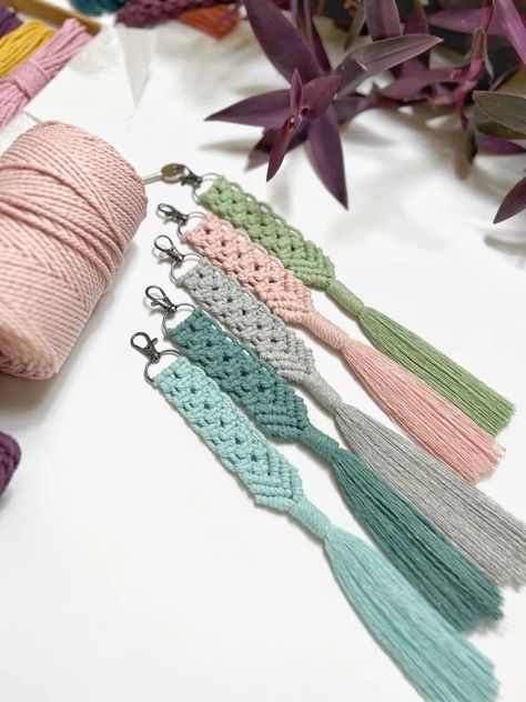 Easy Macrame Keychain, Macrame Keychain Diy, Keychain Diy Easy, Macrame Tutorial Beginner, Keychain Patterns, Keychain Designs, Pattern Step By Step, Easy Macrame, Free Macrame Patterns