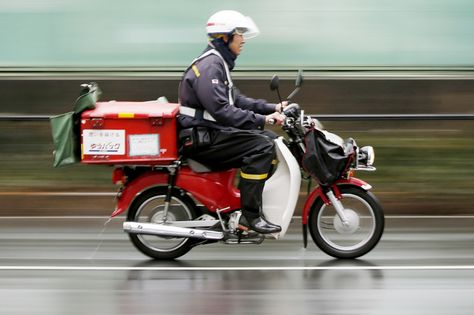 Honda & Japan Post Sign MoU Relating To Electric Motorcycle Mail Delivery Honda Motorbikes, Honda Super Cub, Super Cub, Honda Cub, Bike Mechanics, Honda Motorcycles, Mail Delivery, Electric Motorcycle, Motorcycle Bike