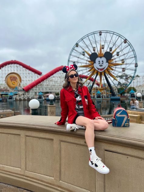 Disney California #gabrielavasquez #disneyootd #disneyland #disney California Adventures Outfits, Disney Park Pictures, Disneyland California Photo Ideas, Outfit Para Disneyland, Hong Kong Disneyland Outfit, Outfit Para Disney, Looks Disney Park, Disney California Adventure Outfit, Disneyland Outfits Ideas