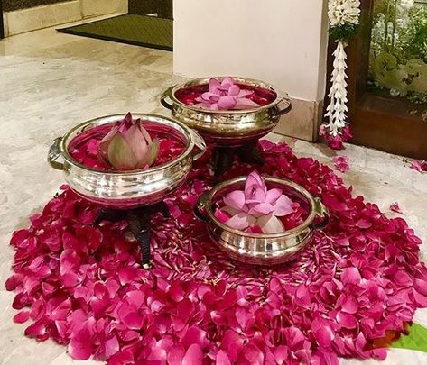 House Warming Flower Decorations, Urli Flower Decoration, Wedding Lotus Decor, House Warming Indian Decor, Urali Decoration Ideas, Flower Decoration For House Warming, Indian House Warming Decoration, Urli Decor Indian, House Warming Ceremony Decoration