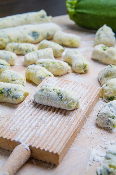 Zucchini Ricotta, Resep Pasta, Ricotta Gnocchi, Gnocchi Recipes, Think Food, Idee Pasto Sano, Homemade Pasta, Zucchini Recipes, Gnocchi