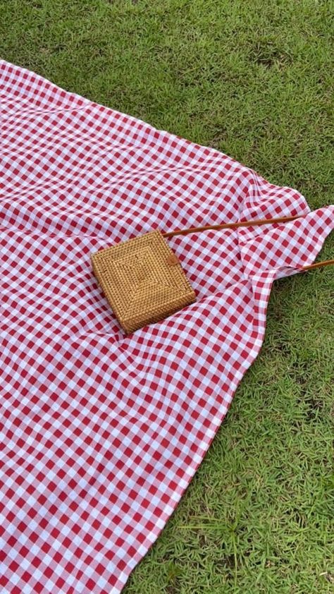 Picnic Blanket Aesthetic, Picnic Needs, Picnic Pictures, Church Picnic, The Picnic, Perfect Picnic, Picnic Mat, Book Design Layout, Summer Ideas