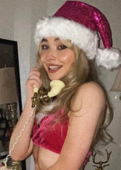 Sabrina Carpenter Smile, Christmas Playlist, Cindy Lou Who, Cindy Lou, Christmas Icons, Spotify Playlist, American Singers, Blonde Girl, Sabrina Carpenter