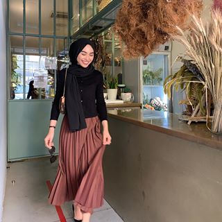 Brown Skirt Outfit, Rok Outfit, Hijabista Fashion, Pleated Skirt Outfit, Fashion Identity, Muslim Outfits Casual, Hijab Style Casual, Hijabi Fashion Casual, Casual Hijab