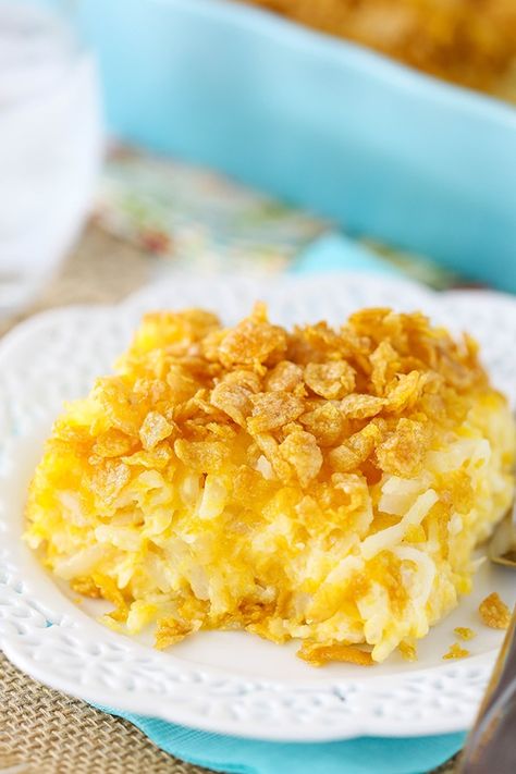 Cheesy Hashbrown Casserole is a favorite easy Christmas morning breakfast recipe! The mix of salty + sweet is amazing! Plus it's easy to put together. Casserole With Corn, Easy Breakfast Bake, Christmas Morning Brunch, Hashbrown Breakfast, Cheesy Hashbrown, Super Easy Breakfast, Morning Recipes Breakfast, Hashbrown Casserole Recipe, Cheesy Hashbrown Casserole