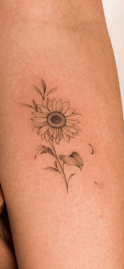 Line Art Sunflower Tattoo, Simple Sunflower Bouquet Tattoo, Sunflower Vine Tattoo, Sunflower Fine Line Tattoo, Minimalistic Sunflower Tattoo, Sunflower Tattoo Black And White, Sunflower Spine Tattoo, Girasoles Tattoo, Fine Line Sunflower Tattoo