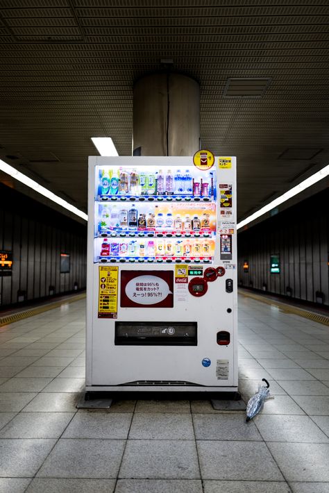 Vending Machines Japan, Asian Vending Machine, Japanese Vending Machines Illustration, Vending Machine Photography, Japan Vending Machine Aesthetic, Cool Vending Machine Ideas, Vending Machine Aesthetic, Japan Vending Machine, Japanese Vending Machines