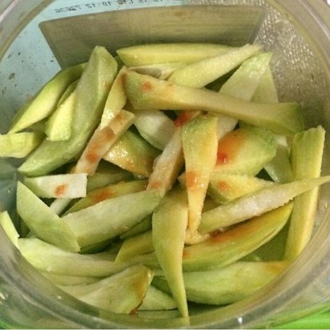 Mango con chile,limon y sal... Snacks Night, Mango Verde, Honeydew, Night Life, Cucumber, Mango, Snacks, Fruit