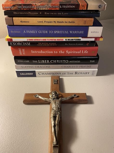 10 Best Spiritual Warfare Books of the Catholic Church - Catholic Ace Catholic Witch, Catholic Church Aesthetic, Bible Catholic, Catholic Prayer Book, Liturgical Living, Catholic Aesthetic, Catholic Theology, Church Catholic, Theology Books