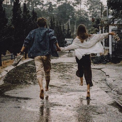 Uploaded by 𝓱𝓲𝓫𝓪𝓪 🌻. Find images and videos about rain and ocean of emotions on We Heart It - the app to get lost in what you love. Dance Romance, Era Victoria, Cosmic Dance, Engagement Poses, Dirty Dancing, Trik Fotografi, Happy Relationships, Photo Couple, Dancing In The Rain