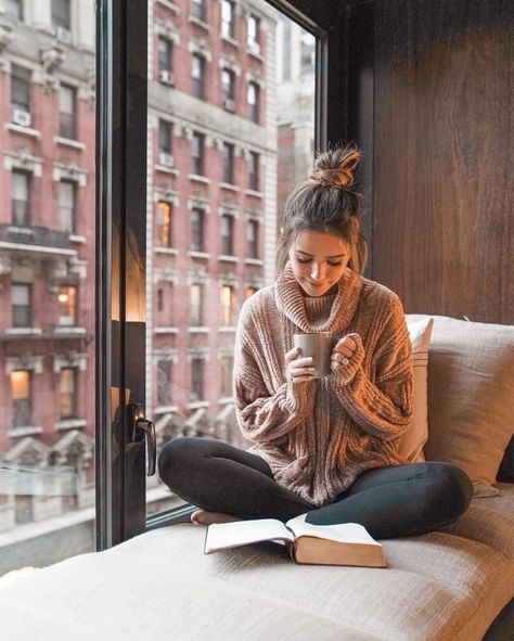 Jess Conte, I Love Nyc, Portrait Photography Poses, Reading A Book, Photography Poses Women, 인물 사진, Fotografi Potret, Book Photography, Photo Profil