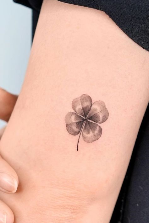 4 Leaf Clover Tattoo, Natur Tattoo Arm, Leaf Clover Tattoo, Tato Salib, Tato Tradisional, Tato Paha, Small Wave Tattoo, Four Leaf Clover Tattoo, Tato Dengan Makna