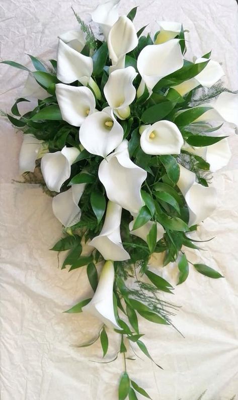 White Cala Lilies, Tall Vase Flower Arrangements, White Calla Lily Wedding Bouquet, Calla Lily Arrangement, Calla Lillies Wedding, Bridesmaid Bracelet Flower, Timeless Bouquet, White Calla Lily Bouquet, Christmas Wedding Bouquets