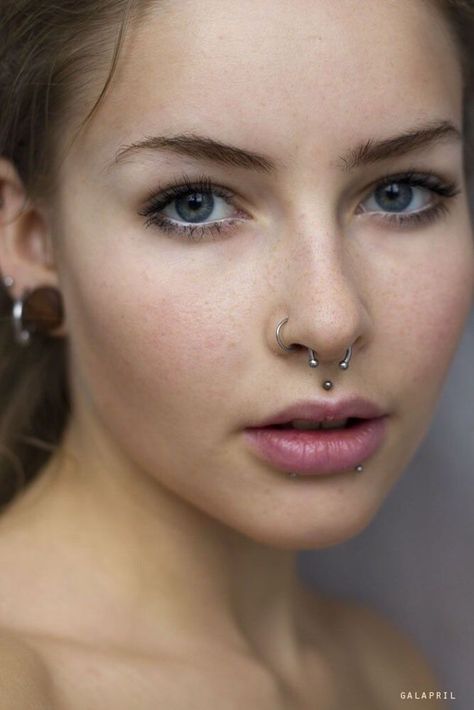 minimalistisches make up frau mit blauen augen nasenringe oberlippenpiercing medusa piercing ideen und inspiration Piercings Eyebrow Girl, Piercing No Rosto, Piercing Face, Piercing Labret, Snakebites, Septum Piercings, Medusa Piercing, Piercing Septum, Face Piercings