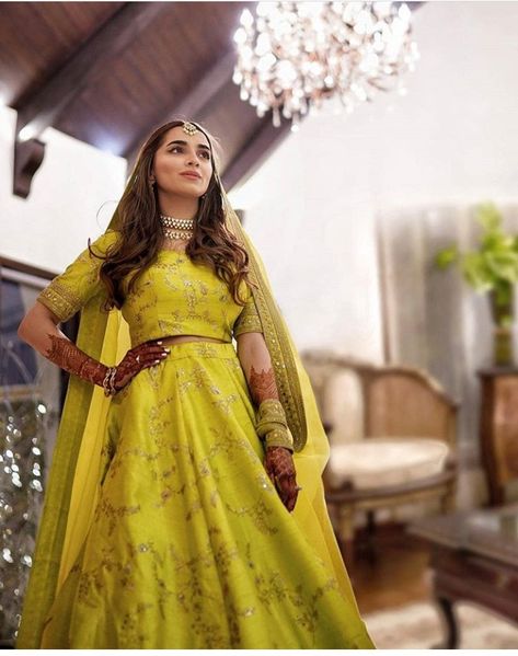 Alia Bhatt Green Lehenga, Plus Size Lehenga, A Line Lehenga, Mehndi Outfit, Sabyasachi Bride, Mehndi Dress, Sabyasachi Lehenga, Bridal Hairdo, Indian Bridal Photos