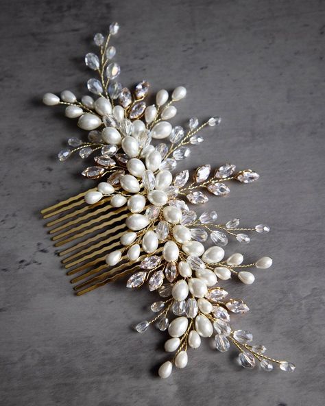 Hair Accessories Jewelry NYC в Instagram: «Pearl accessories are still on trend 2020 ✨✨✨ ✨Choose SND ACCESSORIES for making your wedding style perfect . . . ✨For order - Link in bio…» Ivory Gold Wedding, Pearl Bridal Hair Comb, Pearl Hair Accessories, Pearl Bridal Hair, Bridal Hair Combs Pearl, Floral Hair Pins, Bead Hair Accessories, Pearl Headpiece, Crystal Hair Accessories