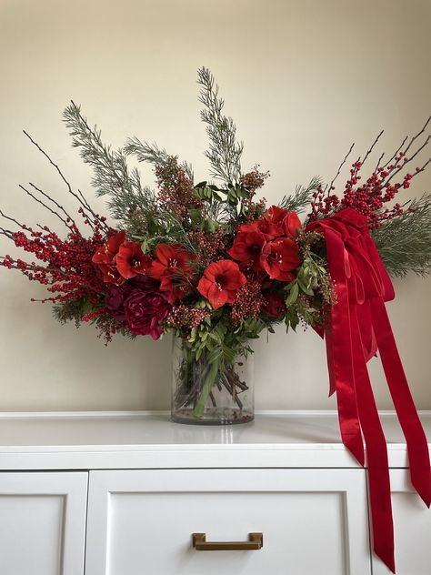 Christmas Floral Arrangements Diy, Christmas Arrangements Centerpieces, Holiday Floral Arrangements, Lights For Christmas, Christmas Vases, Christmas Bouquet, Christmas Flower Arrangements, Holiday Arrangement, Christmas Floral Arrangements