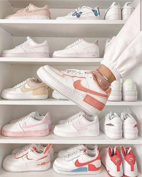 Image in Shoes 👠 collection by Zoé on We Heart It 2023 Resolutions, Nike Kicks, Trendy Shoes Sneakers, White Nike Shoes, Nike Shoes Girls, Preppy Shoes, Jordan Shoes Girls, Custom Nike Shoes, All Nike Shoes