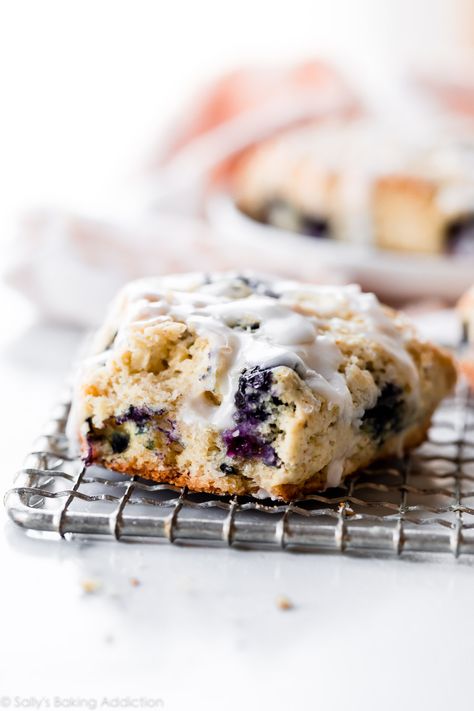 Deliciously flaky, crumbly, tender blueberry scones. The secret is frozen butter and COLD heavy cream! Recipe on sallysbakingaddiction.com Master Scone Recipe, Saskatoon Scones, Perfect Scones, Banana Scones, Basic Scones, Bakers Delight, Baking Scones, Batch Baking, English Scones