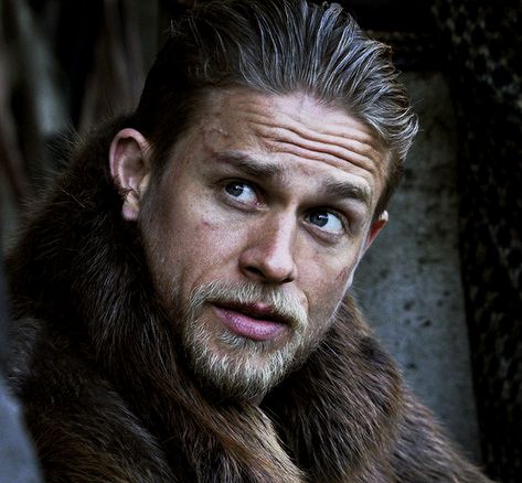 Charlie Hunnam King Arthur, Charlie Hunnam Gif, Raleigh Becket, King Arthur Legend, Dark Blue Eyes, Arthur Pendragon, Holiday Romance, Jax Teller, Charlie Hunnam