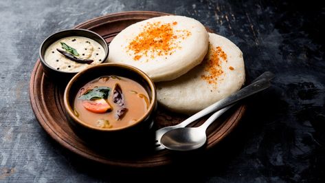 Thatte Idli, Oats Idli, Best Vegetarian Dishes, Indian Breakfast Recipes, South Indian Breakfast Recipes, South Indian Breakfast, Idli Recipe, Lentil Dishes, Coconut Chutney