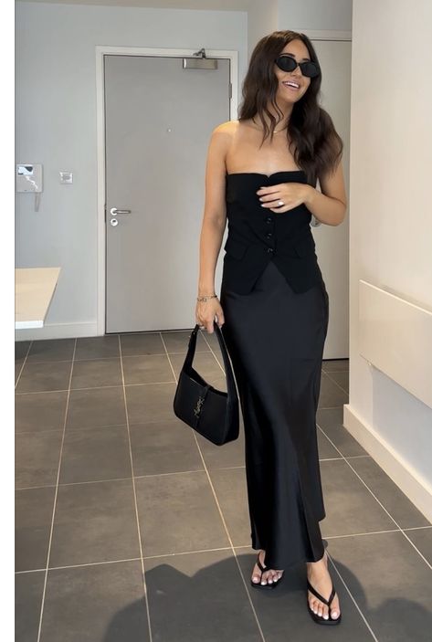 Smart Night Out Outfit, Satin Black Top Outfit, Long Skirt Outfits Night Out, Black Satin Skirt Street Style, All Black Satin Skirt Outfit, Long Skirt Night Outfit, Family Birthday Dinner Outfit, Classy Hostess Outfit, Concert Black Outfit Orchestra Formal