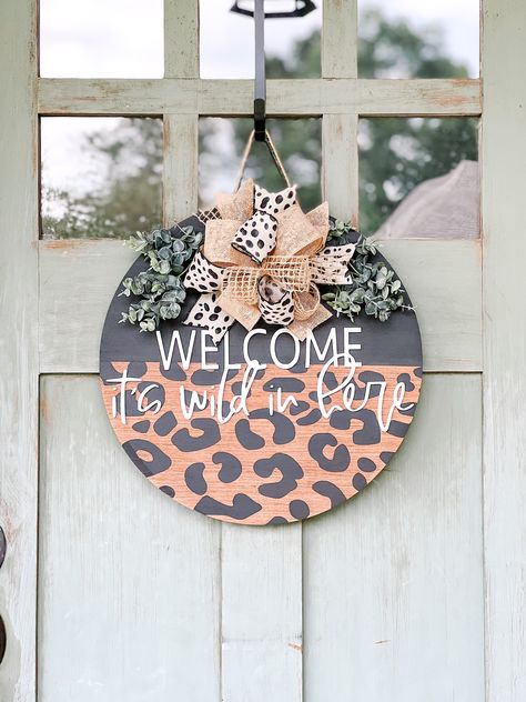 Welcome It’s Wild In Here Door Hanger, Western Wreaths, Easter Front Door, 30th Birthday Gift, Diy Wood Signs, Diy Wreaths, Decor Details, Wood Gifts, Best Friend Gift