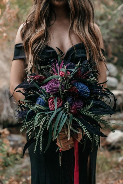 Dark And Moody Bridal Bouquet, Skull Wedding Bouquet, Dark And Moody Wedding Dress, Gothic Wedding Flowers Bridal Bouquets, Goth Bridal Bouquet, Dark Bouquet Wedding, Dark And Moody Wedding Flowers, Fall Micro Wedding Ideas, Moody Wildflower Wedding