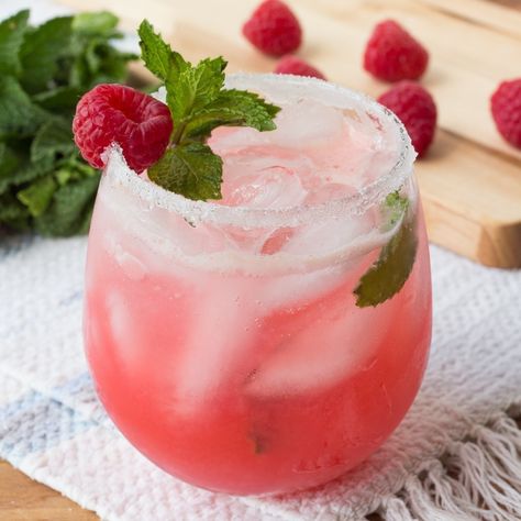 Sparkling Raspberry Lemonade #howto #tutorial Sparkling Wine Cocktails, Fresh Lemonade, Health Smoothies, Raspberry Lemonade, Health Drink, Food Industry, Mixed Drinks, Yummy Drinks, Mouth Watering