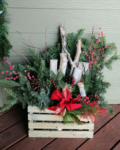 Christmas crate lighted birch bark and Noble fur branches Ideas With Crates, Winter Outdoor Decorations, Christmas Porch Decorating Ideas, Christmas Crate, Diy Festival, Outdoor Christmas Planters, Bolo Minnie, Porch Decorating Ideas, Christmas Planters