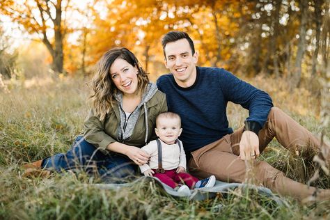 Spring Family Pictures, Outdoor Family Portraits, First Family Photos, Family Photos With Baby, Family Photoshoot Poses, Fall Family Portraits, Group Photography Poses, Family Portrait Poses, Pic Poses