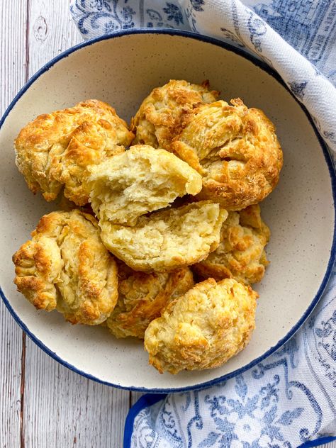 Easy Buttermilk Drop Biscuits Biscuit Recipe With Bisquick, Easy Drop Biscuit Recipe, Recipe With Bisquick, Ukrainian Bread, Drop Biscuit Recipe, The Kitchen Recipes, Buttermilk Drop Biscuits, Flaky Buttermilk Biscuits, Easy Drop Biscuits