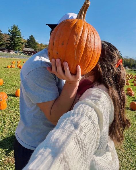 Pumpkin patch photo inspo🎃🌟 Save these ideas for your posts later this season!!✨ Farm Picture Ideas, Pumpkin Patch Date, Cute Fall Pictures, Farm Picture, Fall Date Ideas, Date Aesthetic, Fall Photo Shoot Outfits, Coastal Fall, Fall Dates